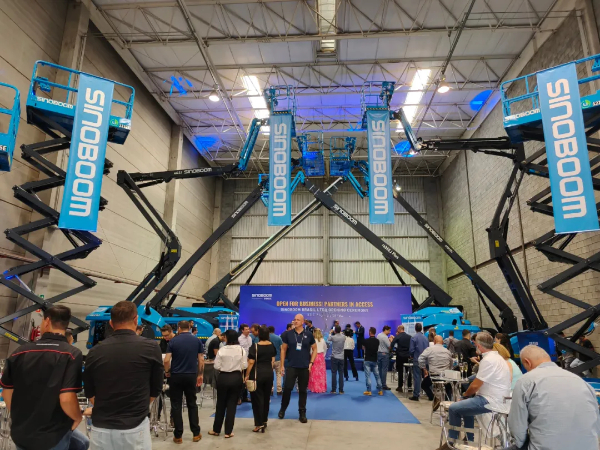 高空作業(yè)平臺.jpg 高空作業(yè)平臺.jpg